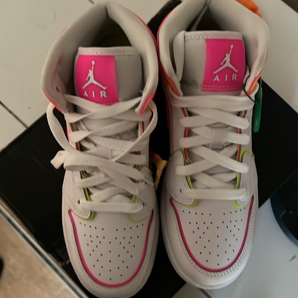 2020
Air Jordan 1 Mid SE GS 'Edge Glow' size 5y - Picture 3 of 5